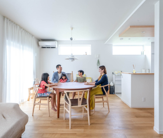 オープンな空間でワクワクする毎日、家族がつながるあったかい平屋