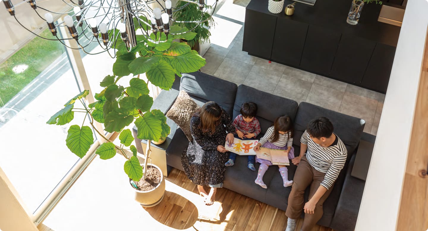 家族がソファでくつろぐリビング