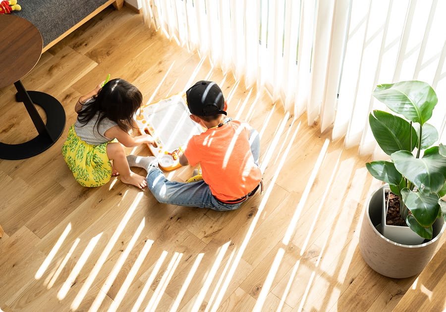 明るいリビングで遊ぶ子供たち