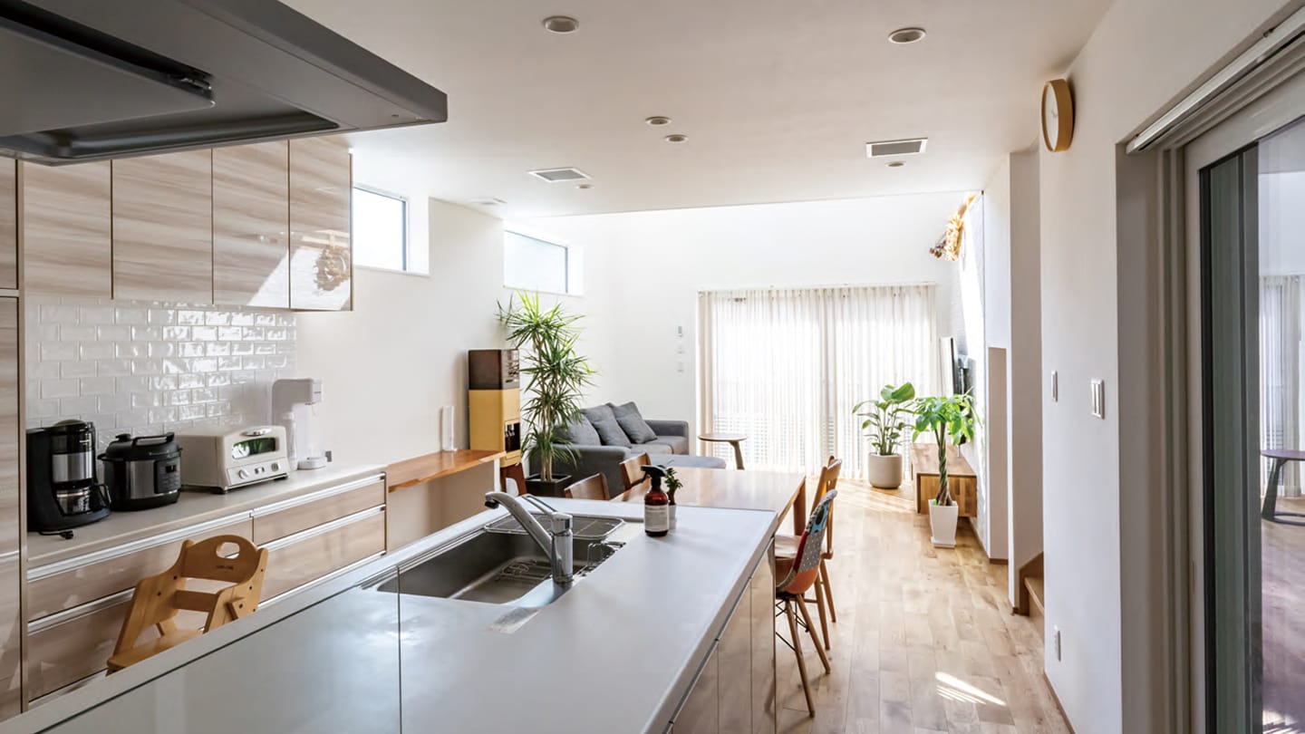 断熱リフォーム後の明るいリビングダイニング