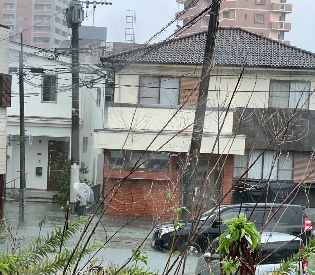 大雨により冠水した福岡県久留米市内の道路風景。低地や排水能力を超えた雨量による道路冠水のリスク実例。