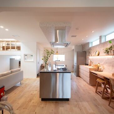 ステンレスキッチンを中心に、家族と人が集まる開放的なLDK空間