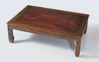 戦後の家族団らんを支えたクリナップ創業当時の座卓。製品づくりの原点を象徴する家具