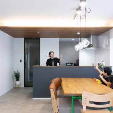 キッチン越しに会話を楽しむ、家族のつながりを感じるリノベーション後のLDK