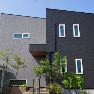 ダークグレーとライトグレーの2トーンに塗り替えた、シンプルモダンな外観