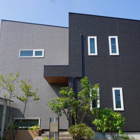 白から黒へ。木目アクセントのセンスが光る、シンプルモダンの外壁デザイン