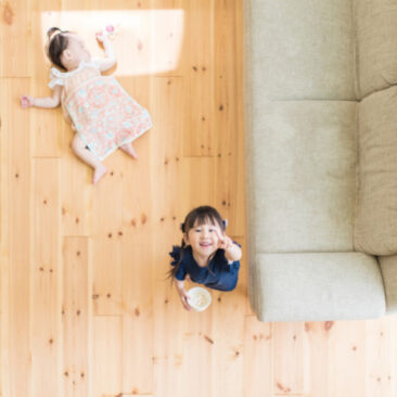 パイン無垢床のリビングで、兄妹がのびのびと過ごす温もりある暮らしの風景
