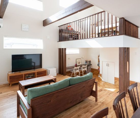 吹抜けとスキップフロアが一体となった、家族の気配を感じられる開放的なリビング