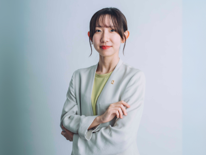 健康住宅インタビュアーの大塚千尋さん。企業のものづくりの想いを伝える取材担当者