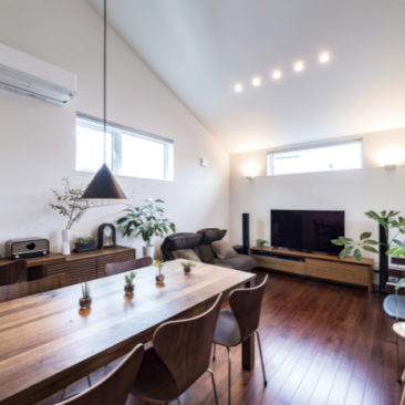 勾配天井と大きな窓で明るく開放的な、2階に配置したリビングダイニング