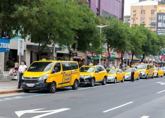 台湾の街中で黄色いタクシーが並ぶ様子、現地らしい活気ある風景