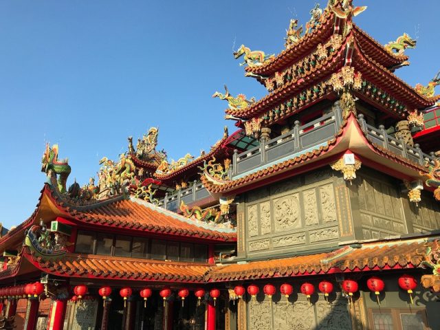龍の装飾が施された煌びやかな台湾の寺院建築、細部まで華やかな外観