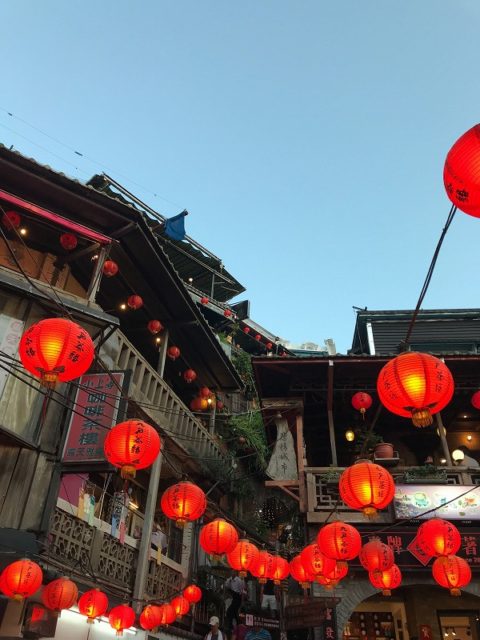 赤い提灯が連なる台湾の街並み、観光地らしいノスタルジックな雰囲気