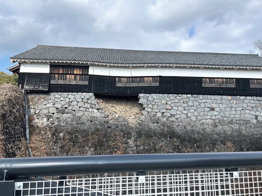 熊本城内に残る地震の爪痕。崩落した石垣と修復作業を待つ土台の様子。