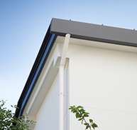 パナソニックの雨樋「Archi-spec TOI(アーキ・スペック トイ)」。スリムな造形と高い排水性能を両立した、意匠性の高い外観デザイン。