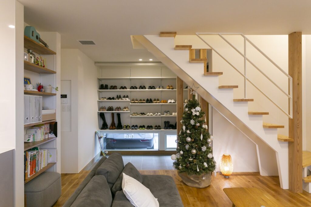 階段下の空間をデイベッドのような「ヌック」として活用したLDK。吹き抜けから光が差し込む、開放的で心地よいリビング空間。