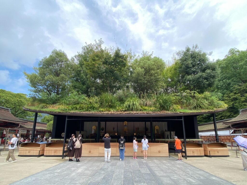 藤本壮介氏設計による太宰府天満宮の「仮殿」。屋根の上に豊かな森が広がる、伝統と現代建築が融合した神秘的な外観。