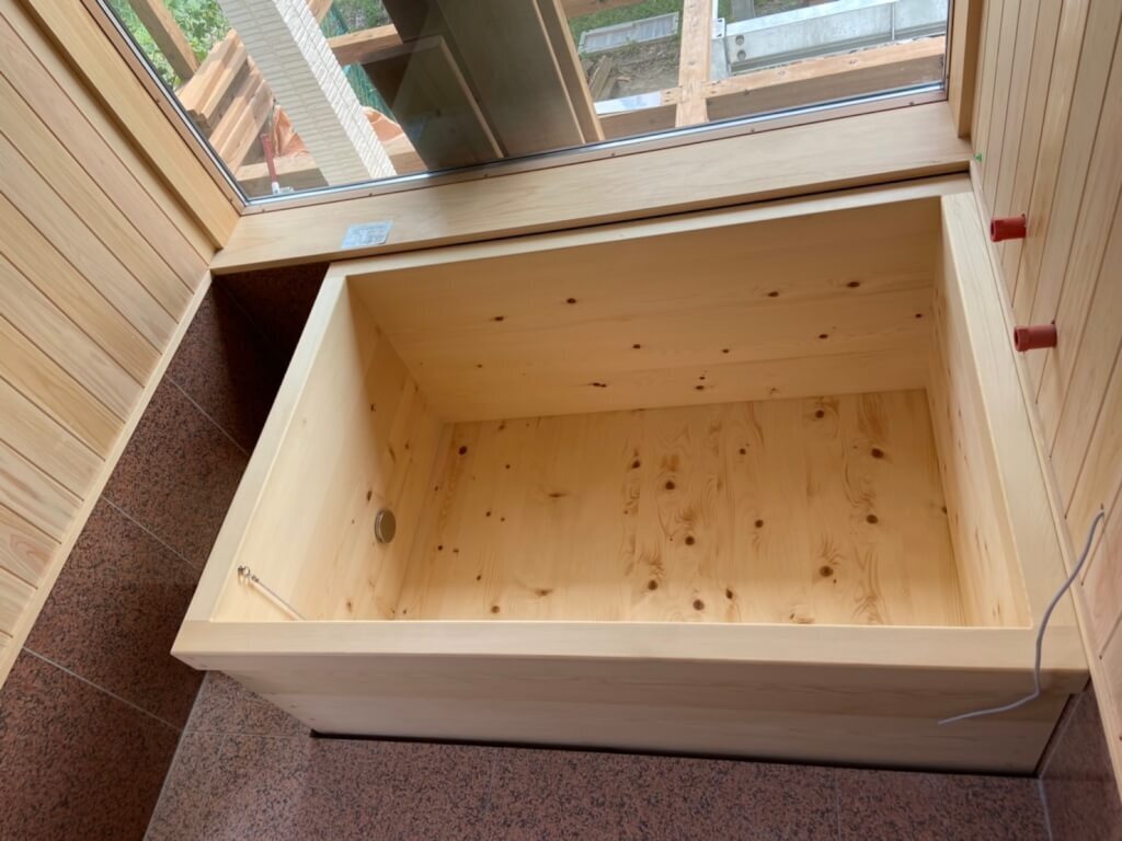 新築現場に設置されたばかりの清々しい青森ヒバの浴槽。耐水性に優れた天然木が、浴室全体に爽やかな香りを届ける。