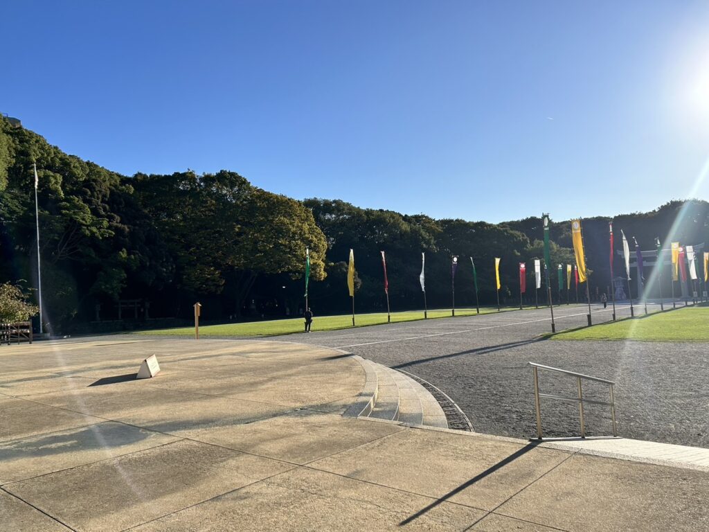 福岡護国神社の広々とした境内と参道の風景