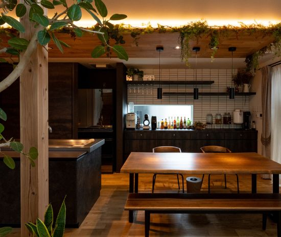 木の温もりとグリーンに囲まれた間接照明が印象的なダイニングキッチンと造作テーブル