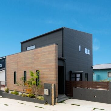 木目とブラック外壁を組み合わせた、愛犬と暮らす二階建てのモダン住宅外観