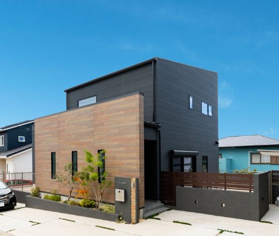 木目とブラック外壁を組み合わせた、愛犬と暮らす二階建てのモダン住宅外観