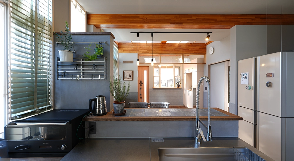 リノベーション後のキッチンとダイニングが一体となった住空間の事例