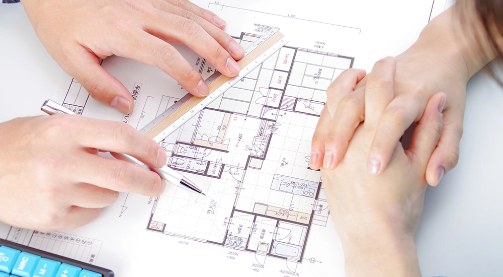 間取り図を見ながらリノベーション計画について個別相談している様子