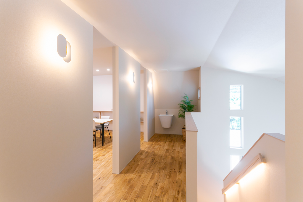 吹き抜けに面した明るい2階ホールと手洗いスペース