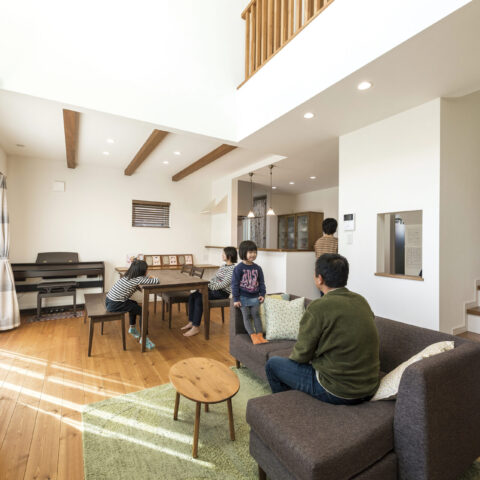 「吹き抜けは寒い」は誤解だった。長女の喘息発作が激減し、冬も結露ゼロの暮らし