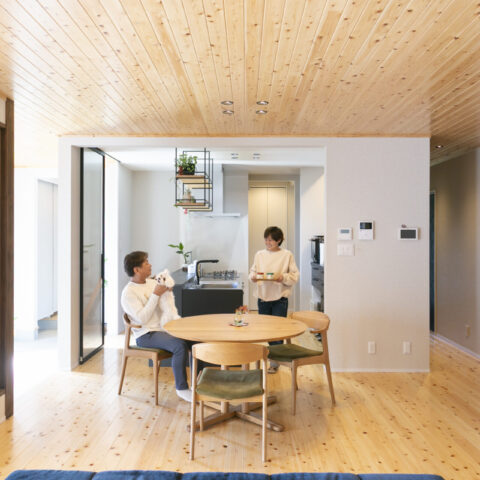 季節の光と心地よく住まう、愛犬も喜ぶ平屋