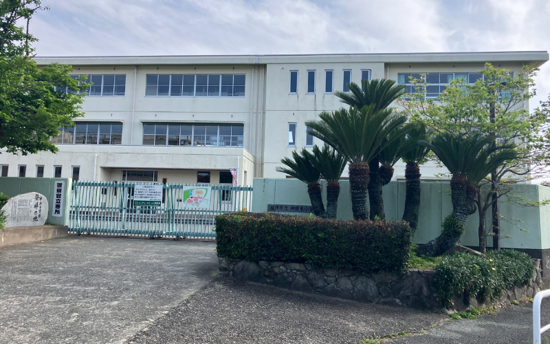 新興東小学校